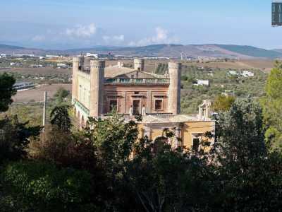 E in un attimo ci ritroviamo ad ammirare dall�alto la magnifica Villa Gattini: un castello solitario immerso nella natura della Basilicata